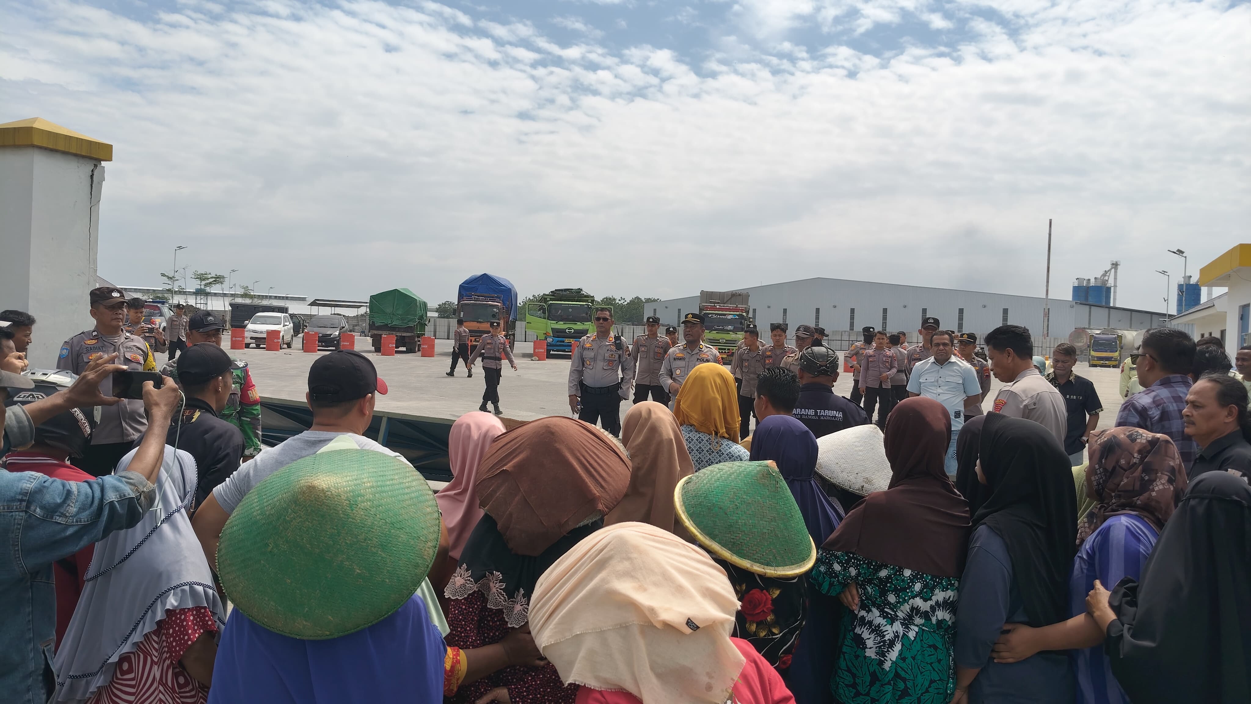 Warga Margaayu Kabupaten Tegal Geruduk Pabrik Hebel, Tuntut Hentikan Bau dan Debu