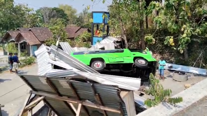 Satu Orang Tewas, Elf Rombongan Asal Boyolali Terguling Hingga Timpa Kios di Tanjakan Bundelan Klaten
