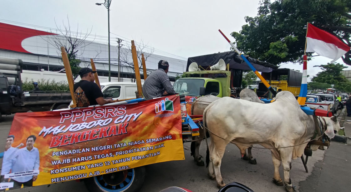 Bawa Gerobak Sapi, Warga Yogya Geruduk PN Semarang