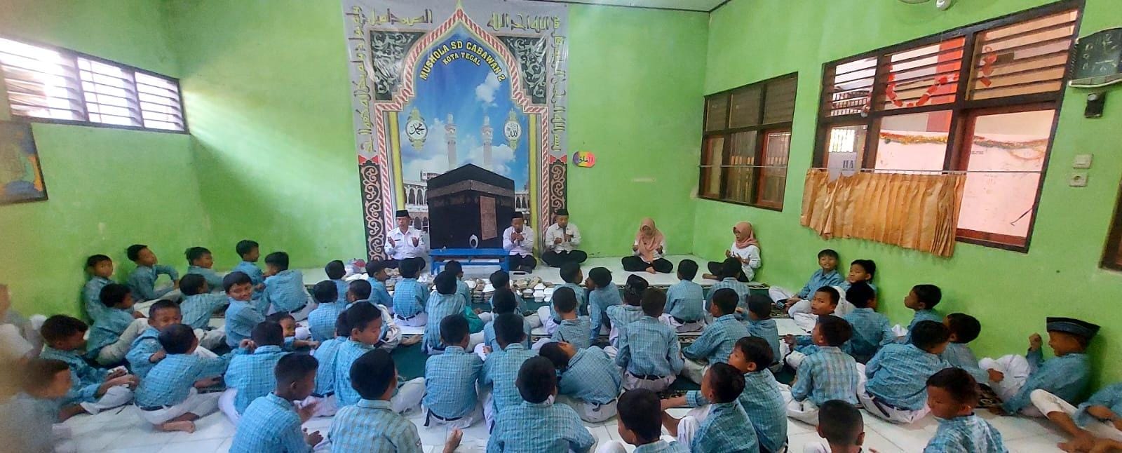 Berbagi Nasi Kuning dan Doa Bersama