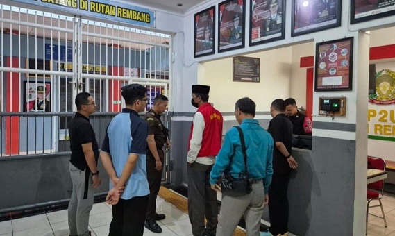 Diduga Korupsi Dana Desa, Kades di Rembang Digelandang Kejaksaan