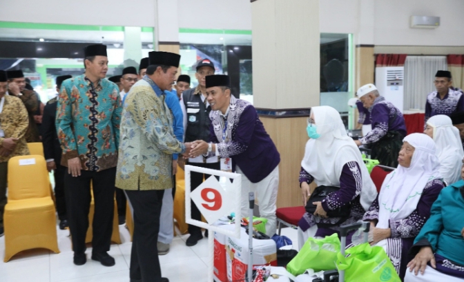 Kedatangan Jemaah Haji Kloter I Embarkasi Solo Disambut Langsung Pj Gubernur Jawa Tengah 