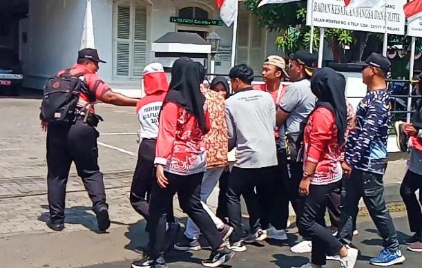 Anggota Paskibra Kabupaten Pemalang Kesurupan saat Latihan di Alun-alun 