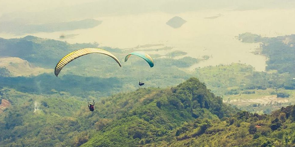  Cocok untuk Pecinta Adrenaline! Wisata Paralayang Batu Dua Sumedang, Menikmati Keindahan Alam di Atas Udara