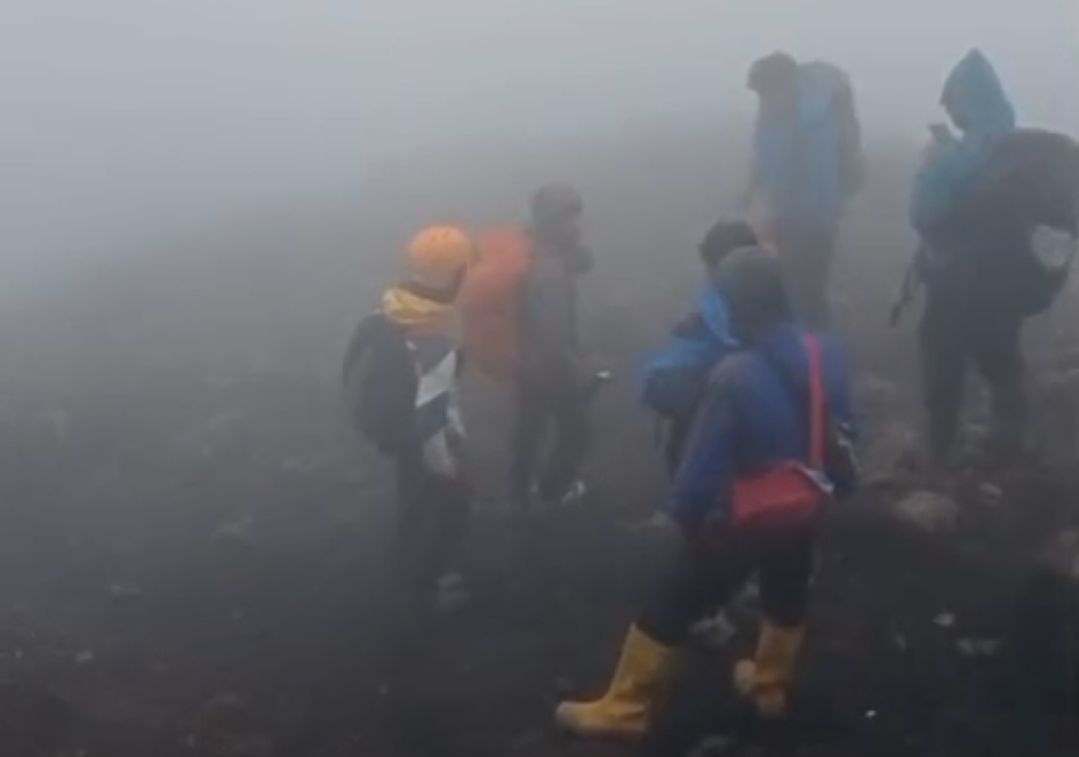 Cuaca dan Medan Sulit, Jenazah Syafiq Ali Masih Tertahan di Gunung Slamet