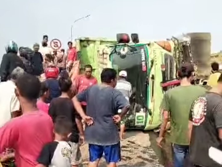 UPDATE NEWS: Kronologi Dump Truk Muatan Tanah Urug Terguling di Flyover Dermoleng Ketanggungan