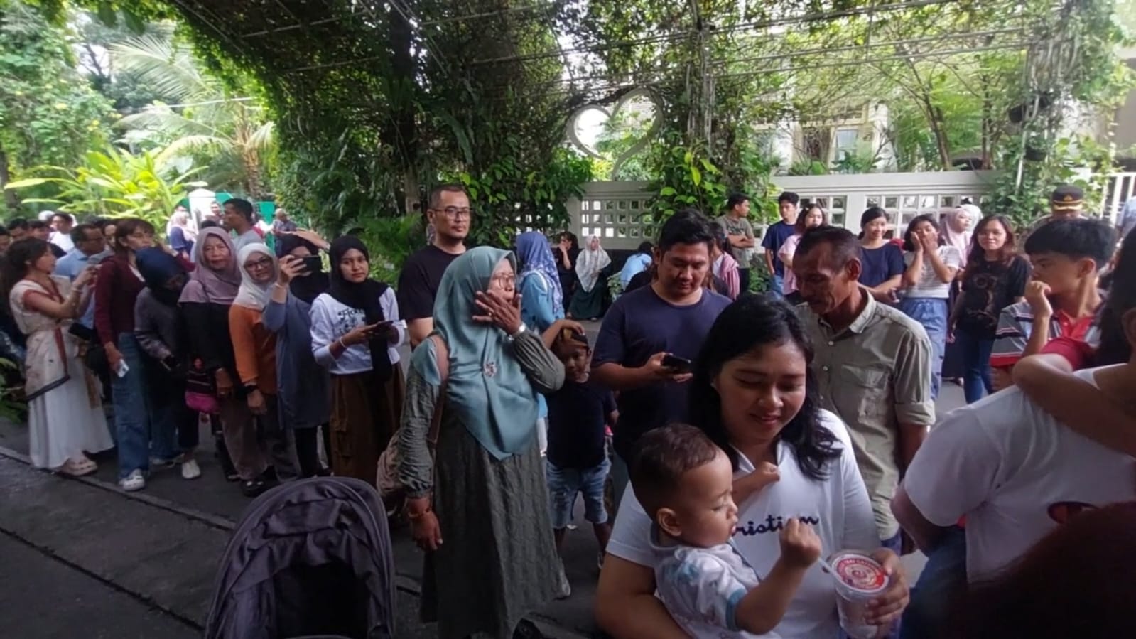 Antrean Panjang Warga Pingin Foto Bareng Jokowi saat Libur Isra Mi’raj dan Imlek