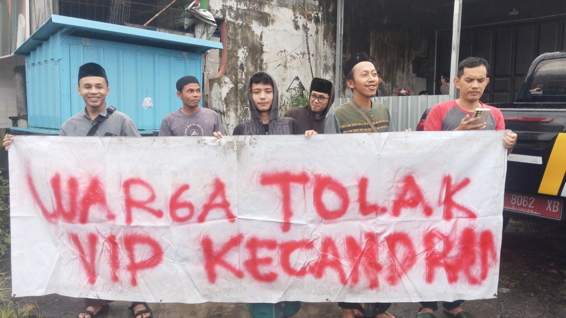 Dapat Pengawalan Ratusan Warga dan Santri, Sidang Ditempat VIP Social Bar Salatiga Disertai Spanduk Penolakan 