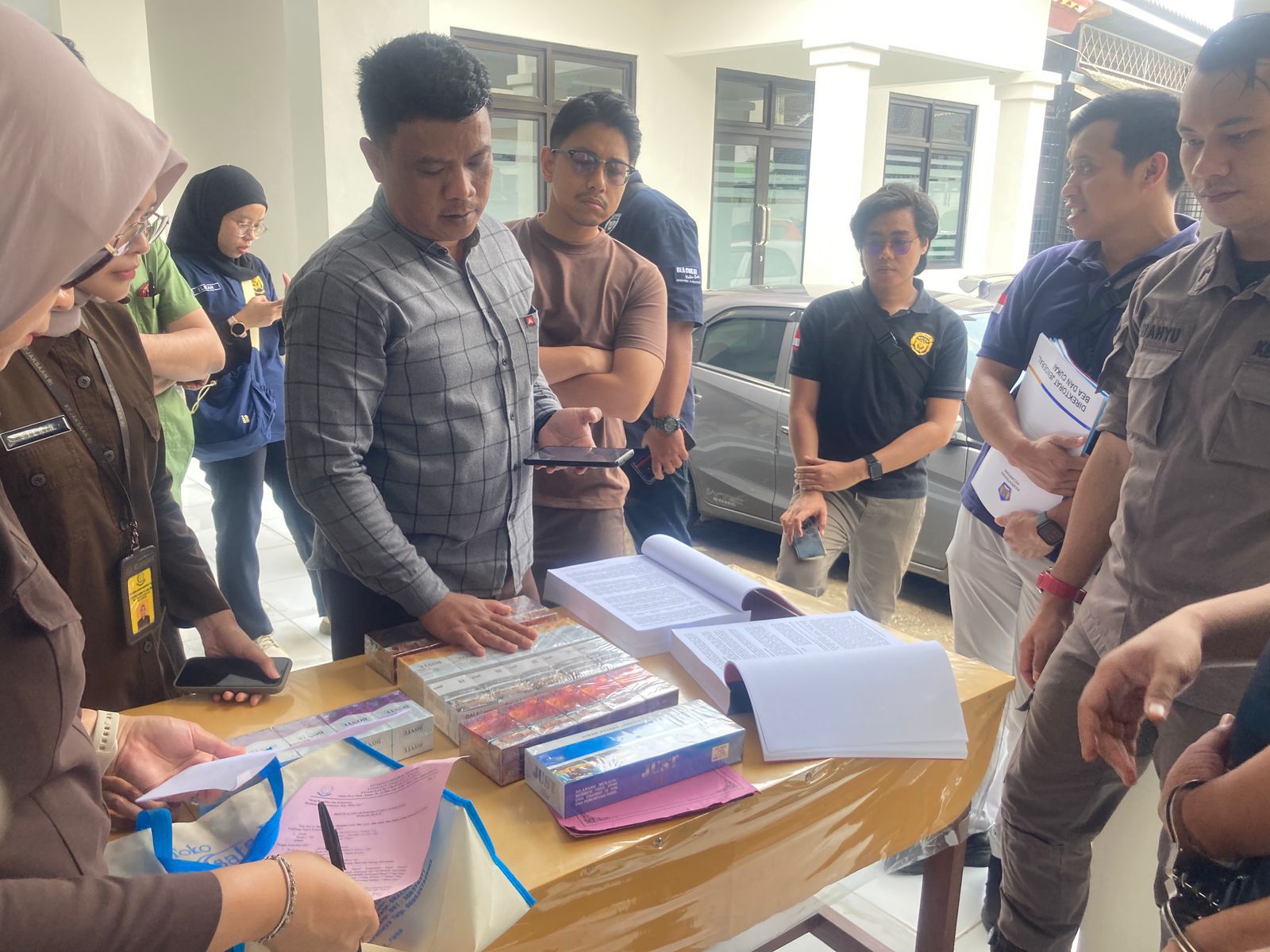Kejari Kabupaten Tegal Terima Limpahan Tersangka dan Barang Bukti Rokok Ilegal