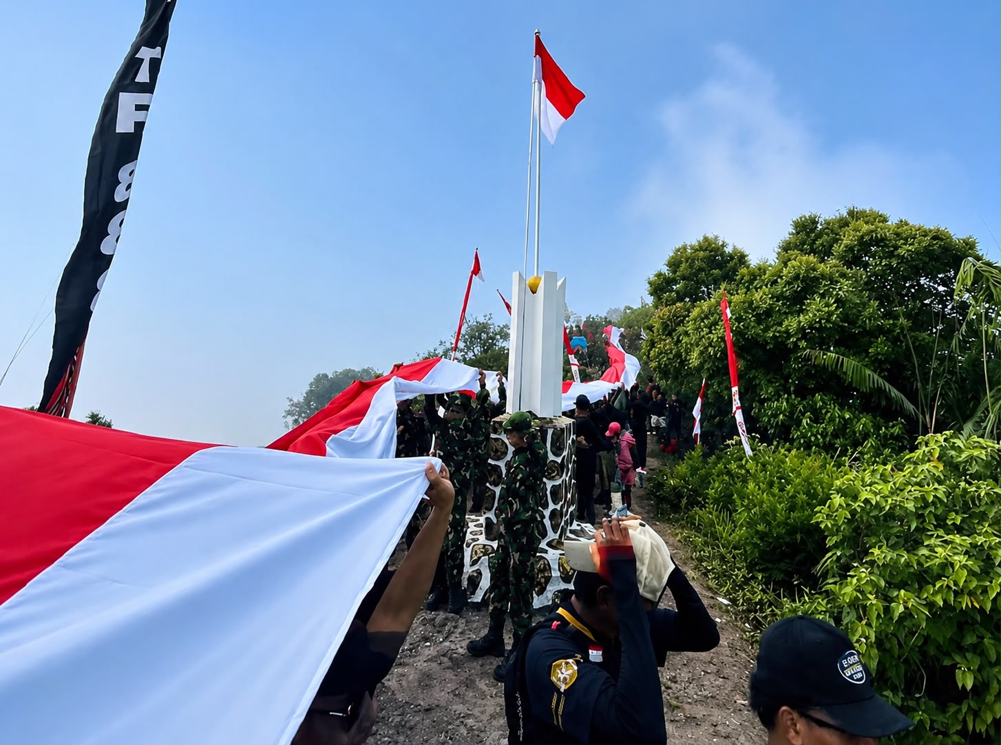 Bendera Merah Putih 130 Meter Membentang di Puncak Argopuro Lasem Peringati HUT Ke-81 RI