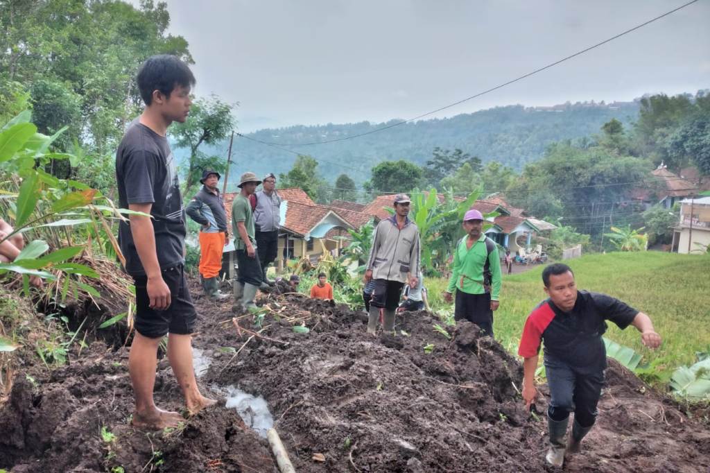 Ruas Manggis-Mlayang Longsor Diguyur Hujan Deras