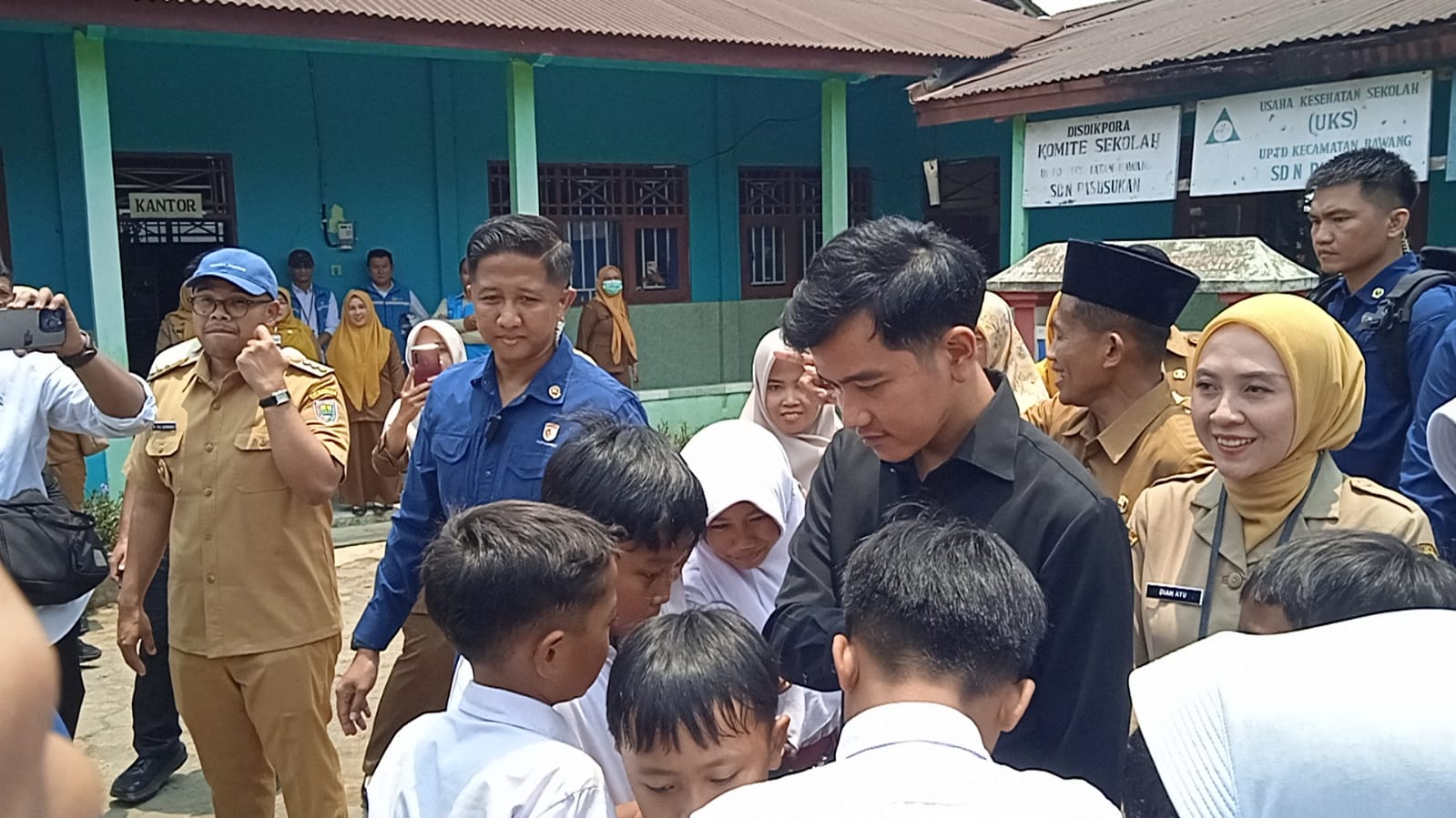 30 Menit Gibran di SDN Pasusukan Bawang Batang 