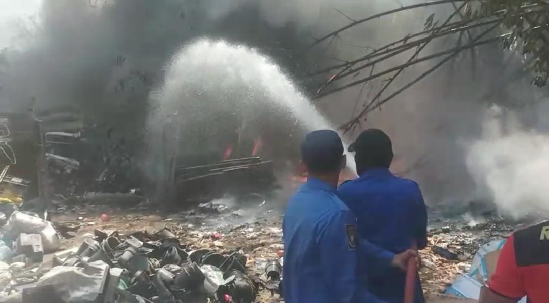 Gudang Rongsok di Pangkah Tegal Ludes Dilalap Api, Diduga dari Pembakaran Lahan Bambu