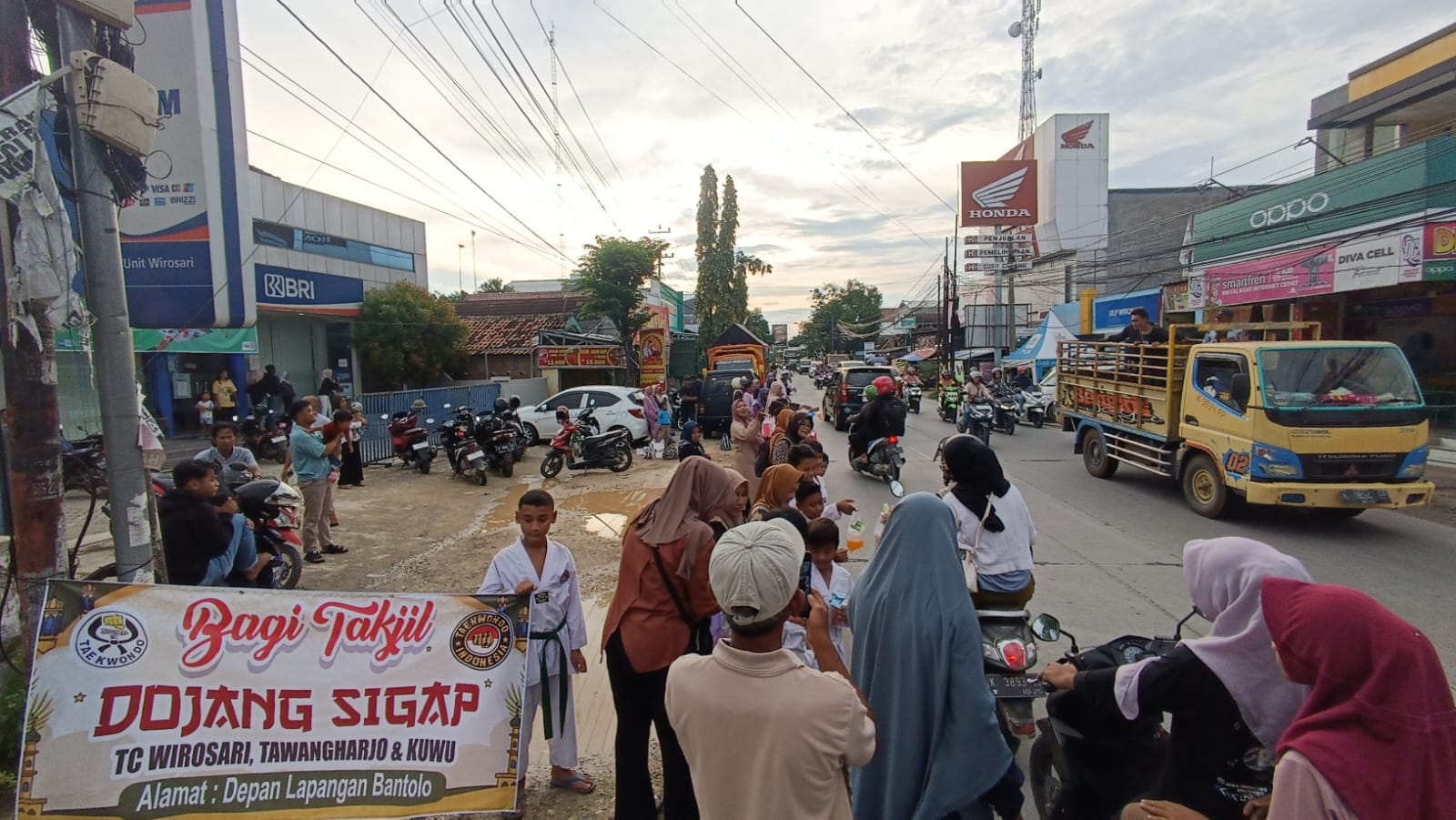 Melatih Gemar Bersedekah, Dojang Sigap Taekwondo Wirosari-Grobogan Berbagi Takjil 350 Cup