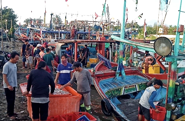 Tempat Sandar Kapal TPI Tanjungsari Kabupaten Pemalang Melebihi Kapasitas 