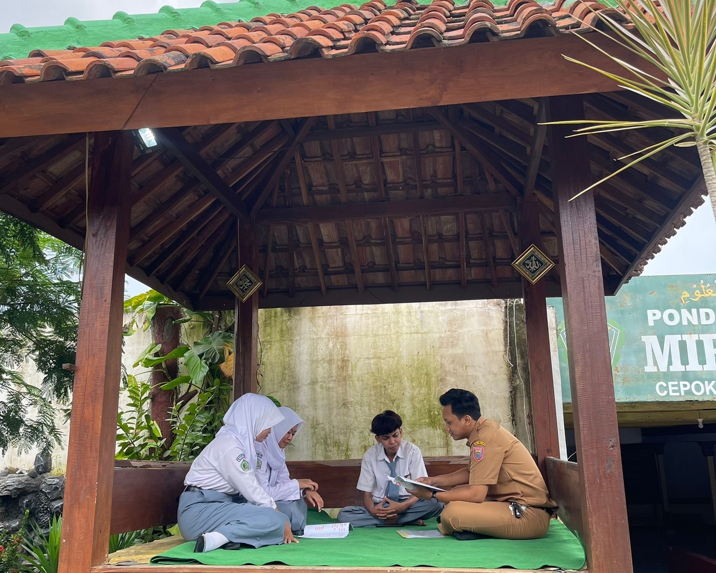 Unik, Guru SMK Batik Miftahul Ulum Batang Ajarkan Bahasa Inggris di Gazebo