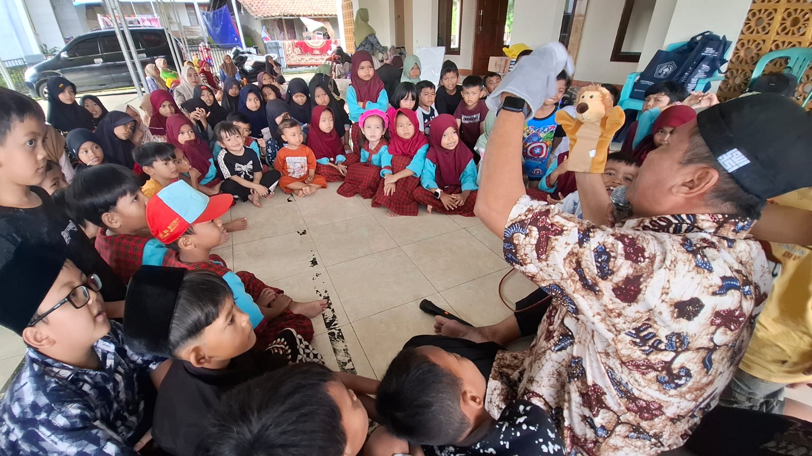Dongeng di Tengah Duka, Mobil Perpustakaan Keliling Hadir di Pengungsian Padasari Tegal
