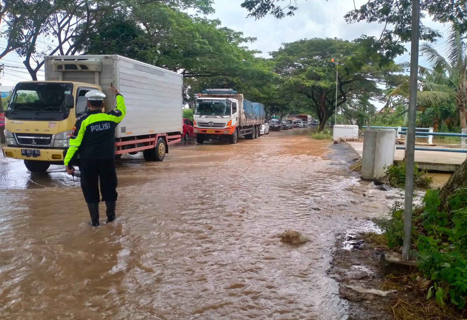 Banjir Rusak Aspal Pantura, Polresta Pati Desak PUPR Perbaiki Jalan Berlubang