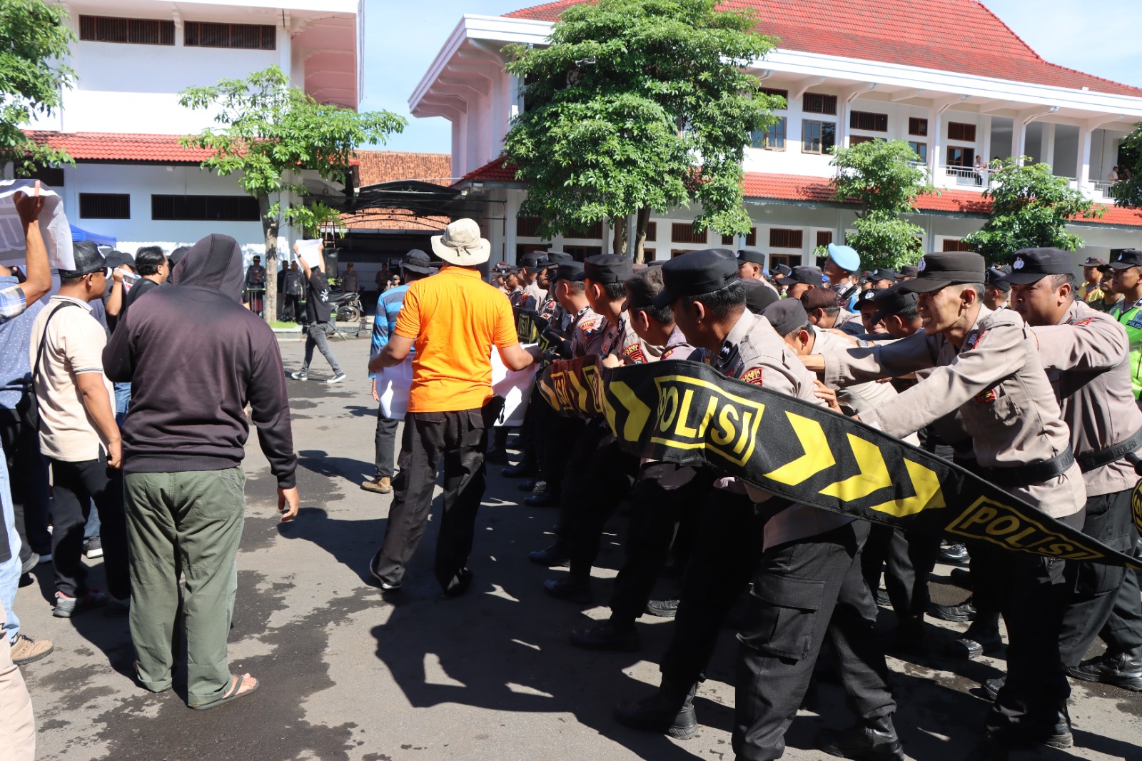 Halaman Kantor Bupati Pati Mencekam, Aparat Menghalau dan Bubarkan Massa Anarkis 
