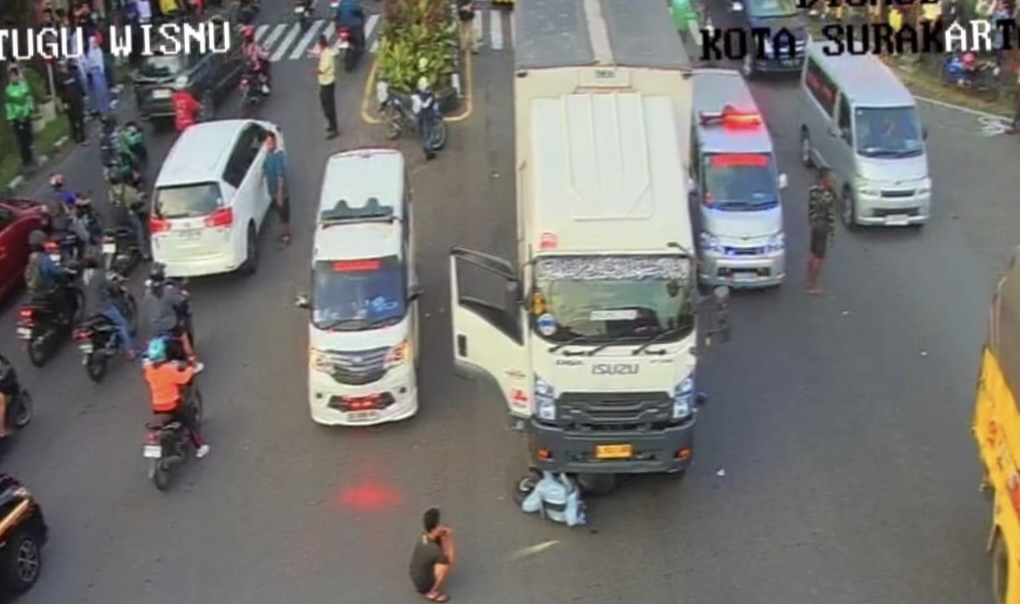 Truk Boks Vs Motor di Tugu Wisnu Solo, Kendaraan Terseret Puluhan Meter