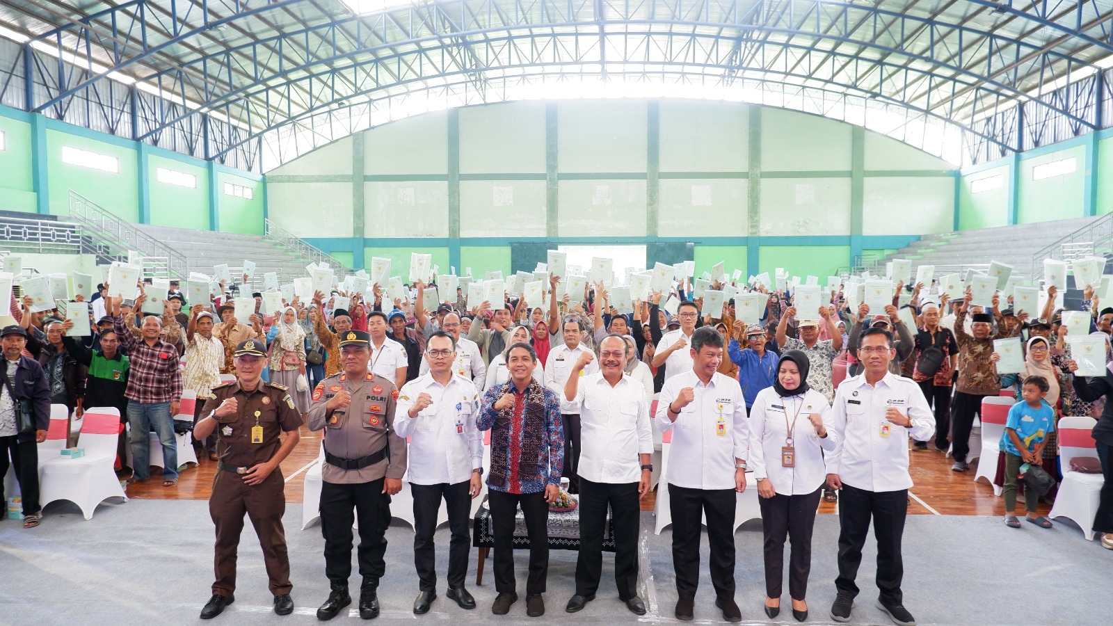 Wamen ATR/ BPN Serahkan 500 Sertipikat Program PTSL pada Warga Kabupaten Tegal