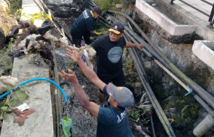 Camat dan Kades Bulakan Kabupaten Pemalang Bersih-bersih Sungai