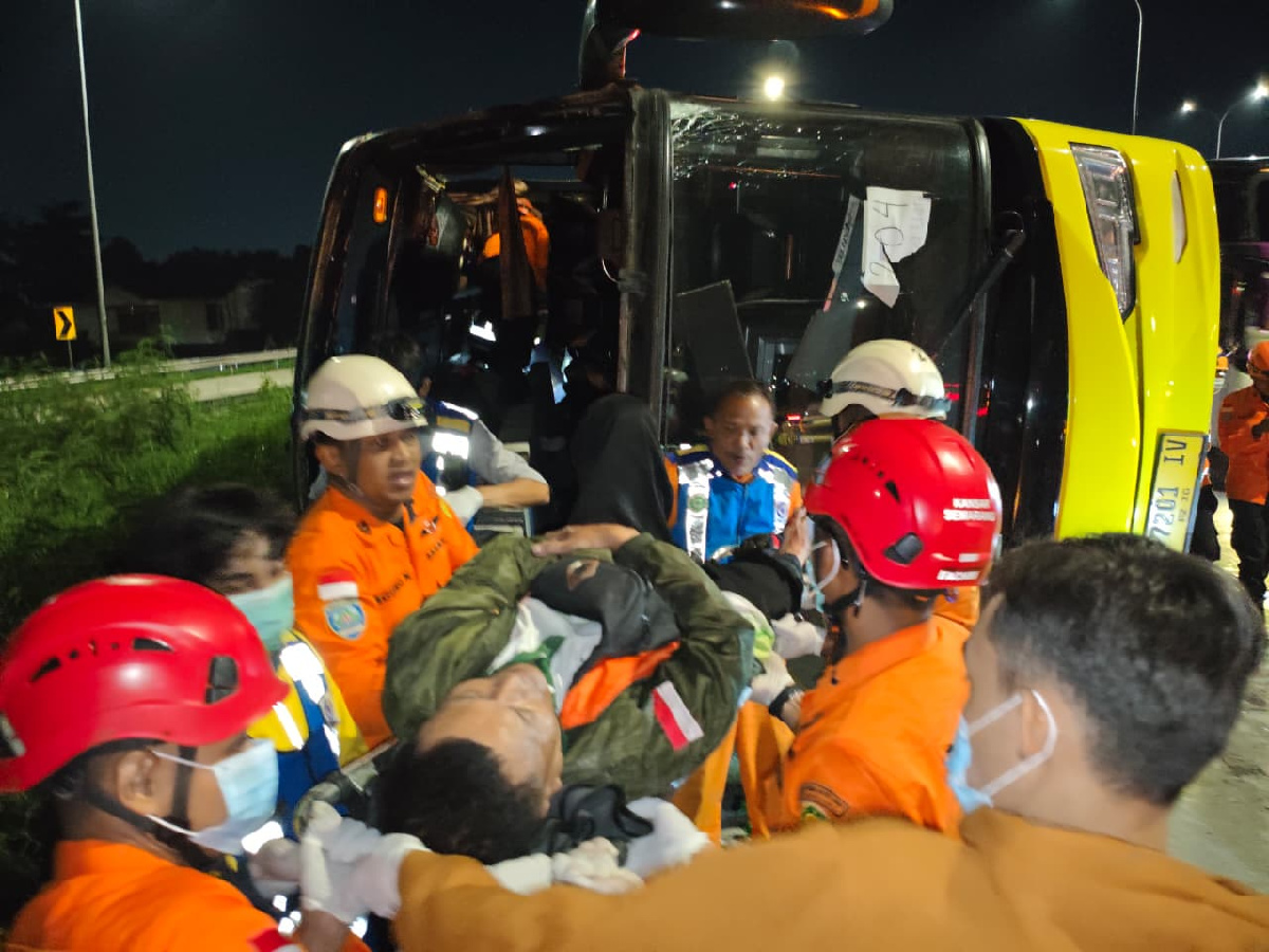 Bus Cahaya Trans Terguling di Exit Tol Krapyak Semarang, 15 Penumpang Tewas