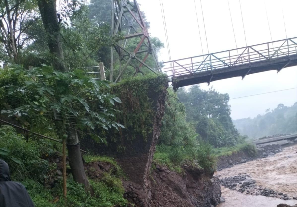 Jembatan Gantung Sangkanjaya Tegal Amblas, Warga Terisolir