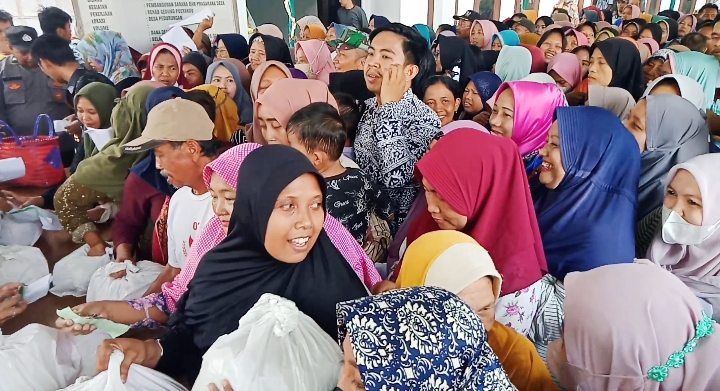 Warga Desa Pedurungan Kabupaten Pemalang Serbu Pasar Murah