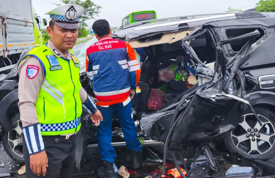 Xpander Tabrak Truk di Tol Pemalang-Batang, Satu Korban Meninggal  
