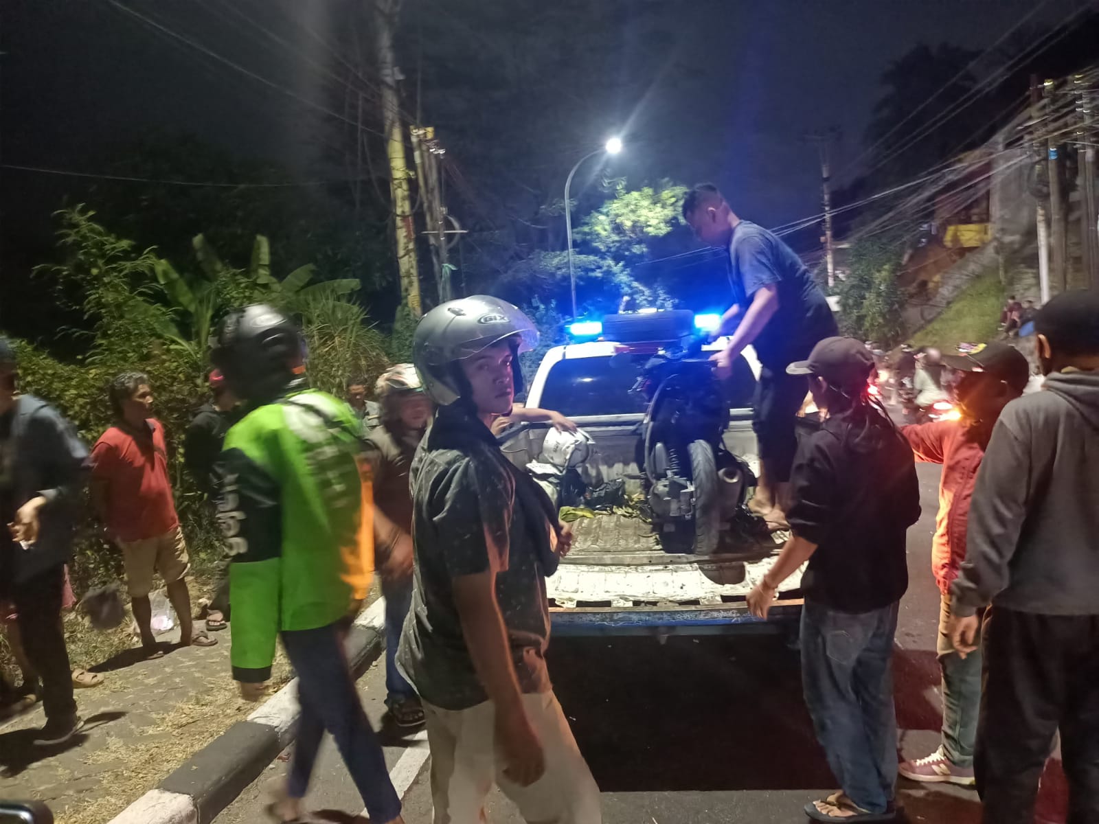 Diduga Rem Blong, Truk Kecelakaan di Turunan Gombel Tabrak Sepeda Motor, 8 Penumpang Terlempar