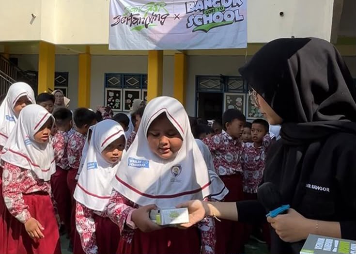 Ciptakan MPLS Ramah Anak, SD Muhammadiyah 1 Kota Tegal Bagi-Bagi Burger Gratis
