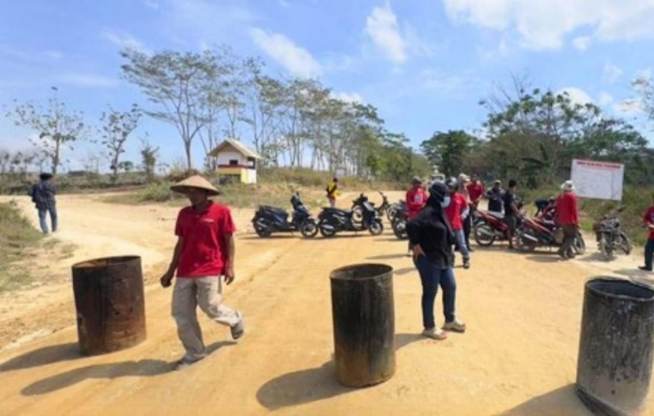 Pabrik Semen Gresik Serobot 9 Bidang Tanah, Warga Rembang Protes Blokir Akses Jalan