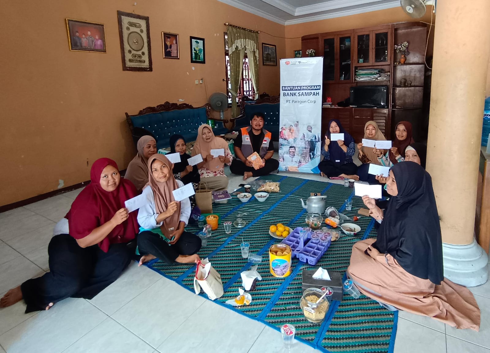 Warga Kebandingan Tegal Nikmati Pembagian Tabungan Sampah 