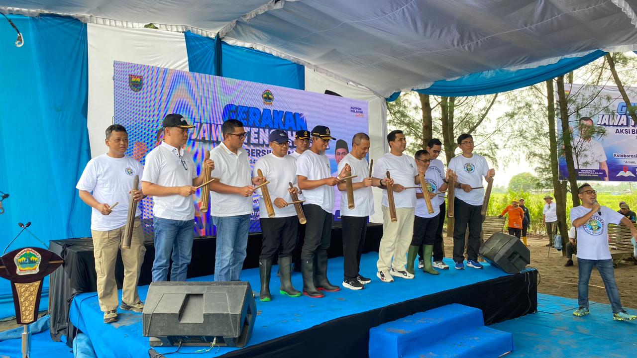 Jateng Darurat Sampah, Gubernur Pimpin Aksi Bersih Massal di Batang