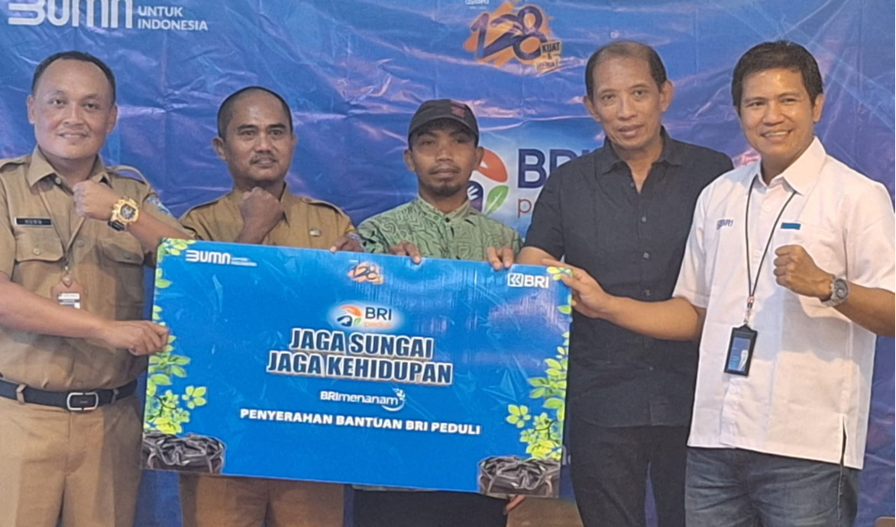 BRI Tegal Salurkan CSR, Puluhan Warga Debong Lor Tanam Pohon dan Bersihkan Sungai Sibelis