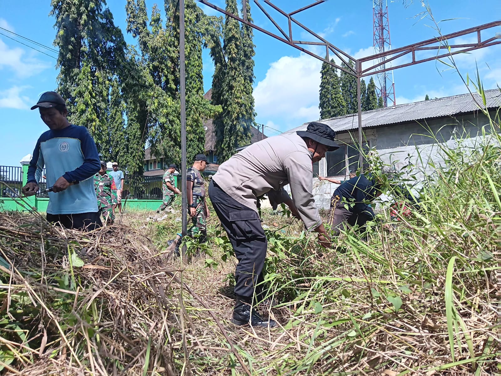 Peduli Lingkungan, Bhabinkamtibmas Turun Tangan Bersama Warga dalam Padat Karya  ‎