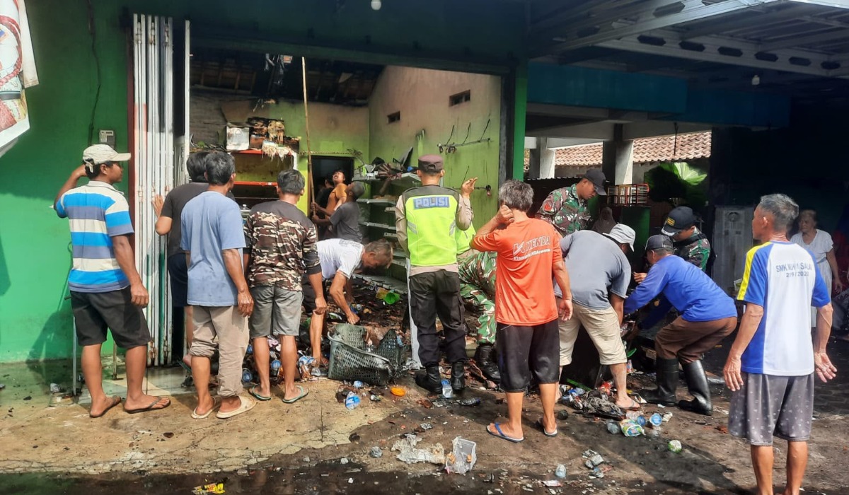 Uap Pertalite Tersambar Api Lilin, Toko Kelontong di Muntilan Hangus Terbakar