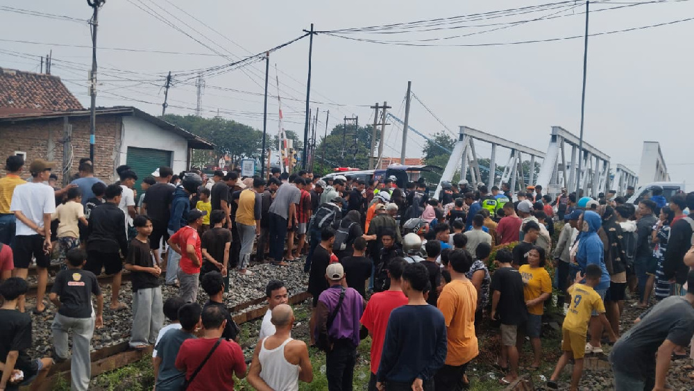 Nekat Terobos Palang, Pemotor Tewas Tertabrak KA Harina di Kokrosono Semarang Sore Hari