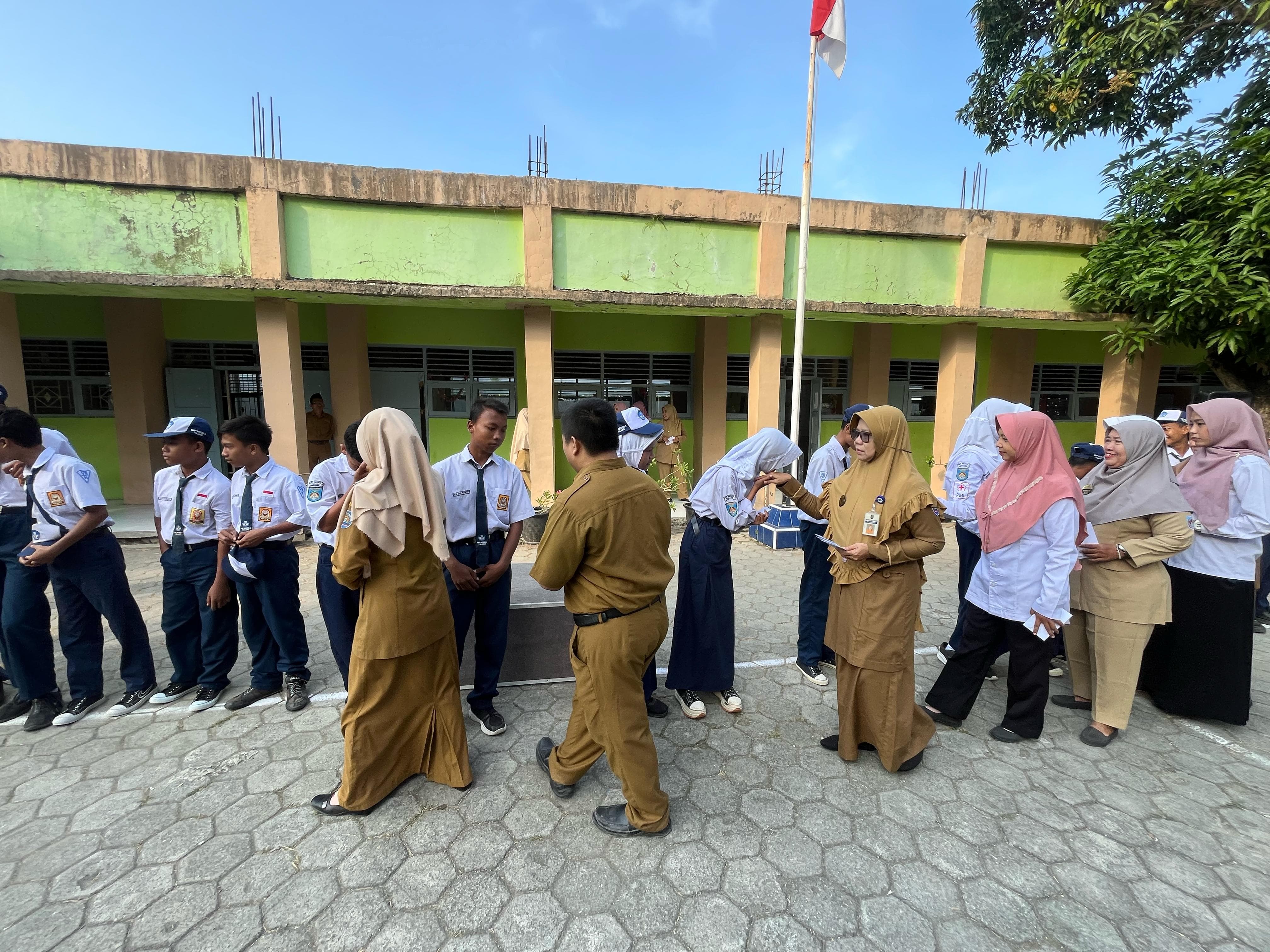SMPN 2  Talang Kabupaten Tegal Bagikan Santunan Muharram  ‎ 