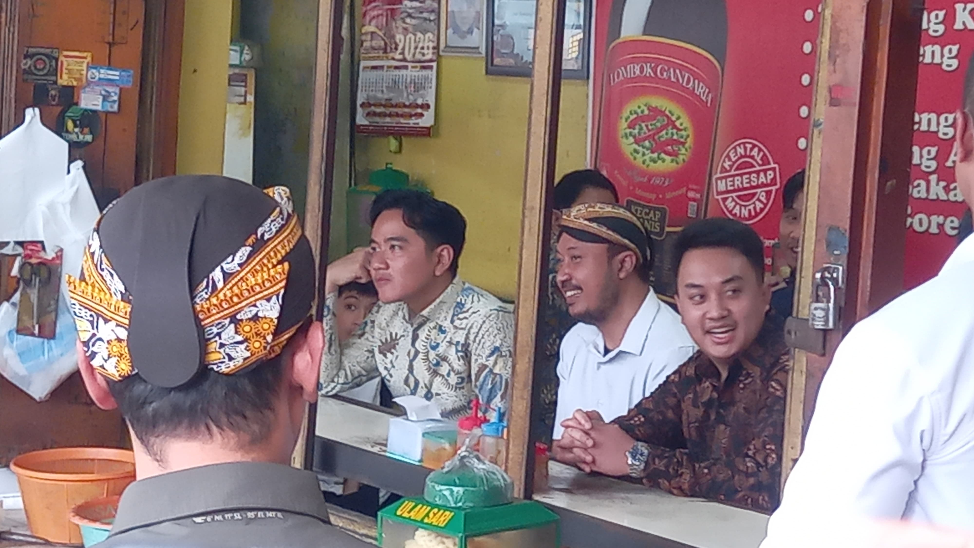 Pulang ke Solo, Wapres Gibran Santap Siang Bareng Dua Raja Kembar Keraton Solo