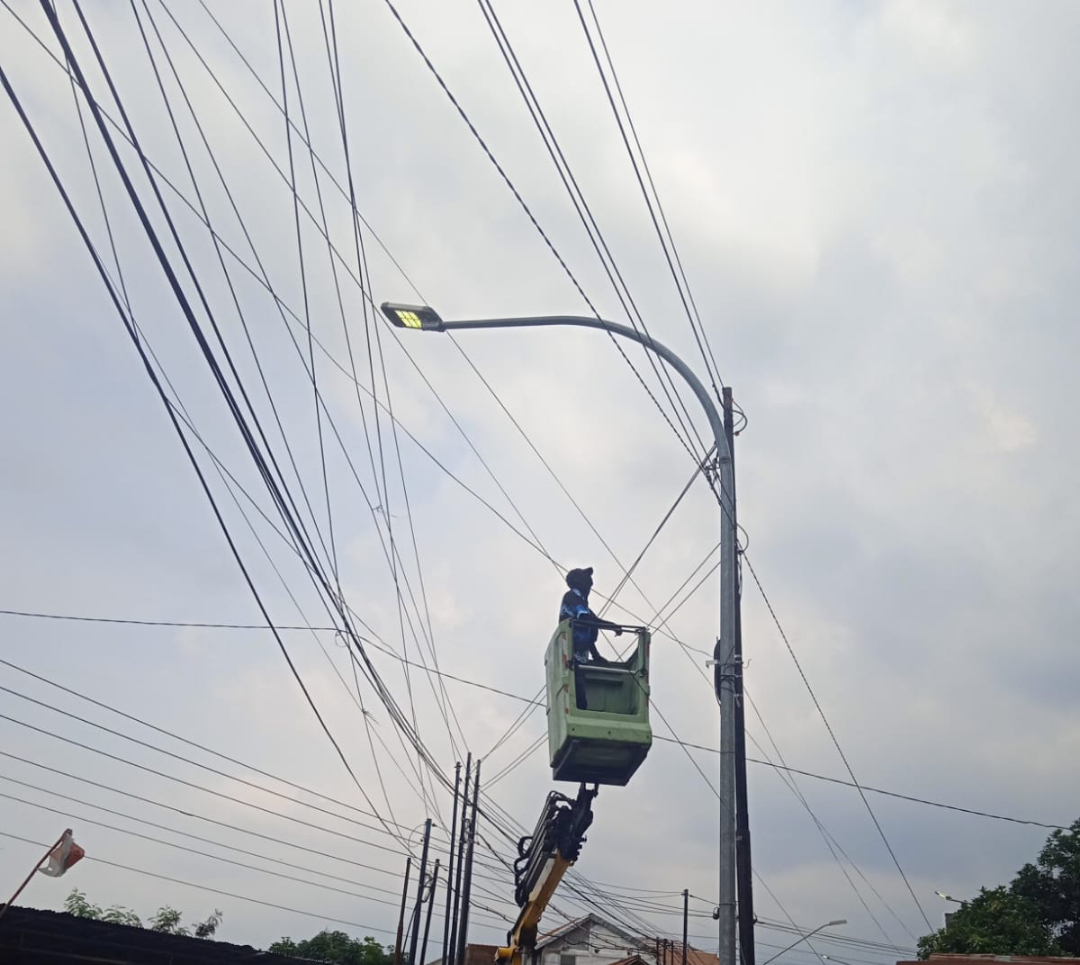 Dishub Kabupaten Tegal Gercep Perbaiki Lampu PJU yang Rusak 