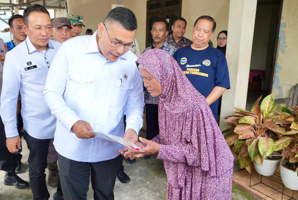 Wamen ATR Serahkan 65 Sertifikat Elektronik di Kabupaten Semarang Secara 'Door to Door'