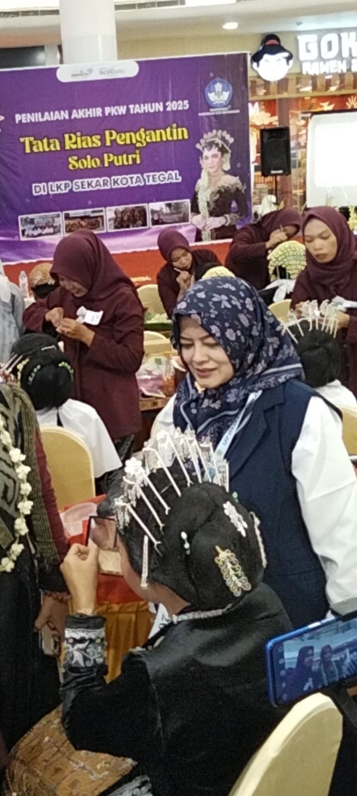 LKP Sekar Tegal Gelar Pelatihan Rias Pengantin Gaun Panjang Berkerudung
