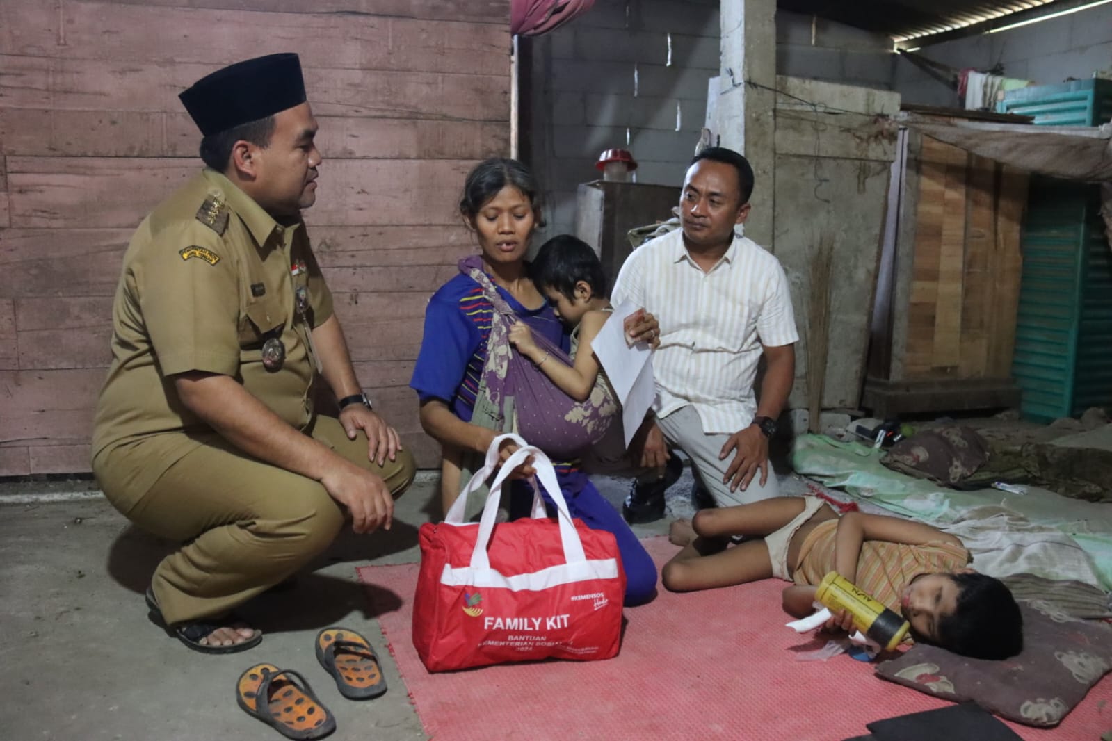 Bupati Blora Susuri Rumah Mbah Samijah dan Dua Cucu yang Spesial