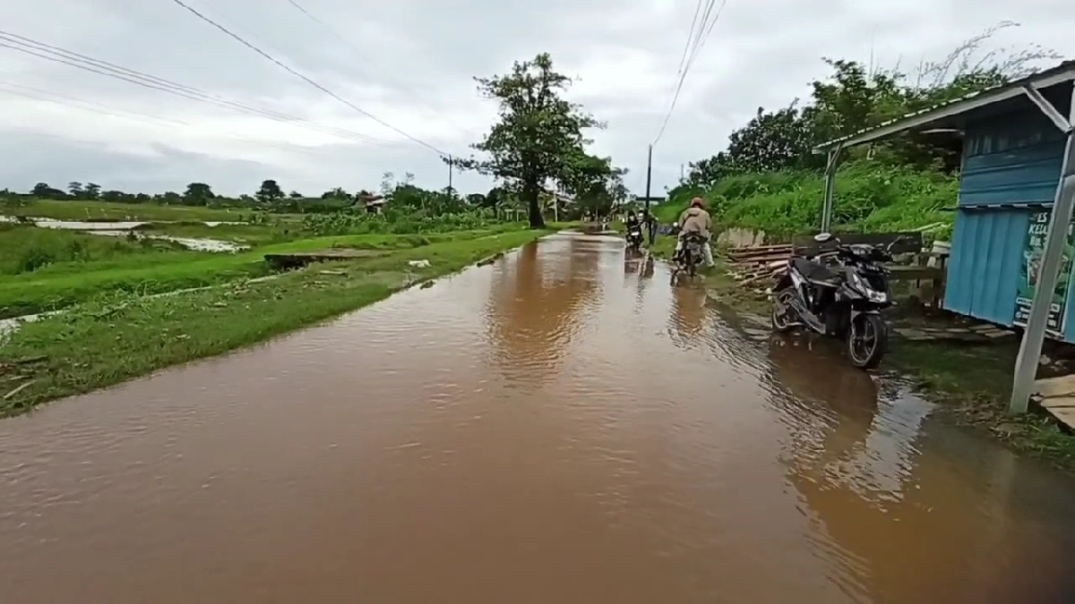 Hujan Deras Picu Sungai Plumbon Meluap, Tiga RW di Mangkang Kulon Terendam