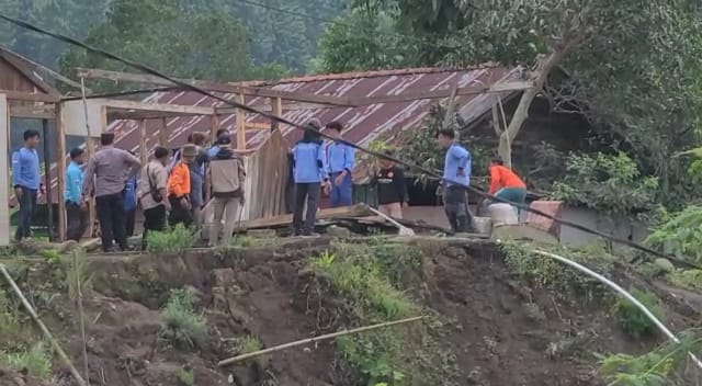 Tak Layak Ditinggali, Puluhan Rumah di Zona Bahaya Dirobohkan