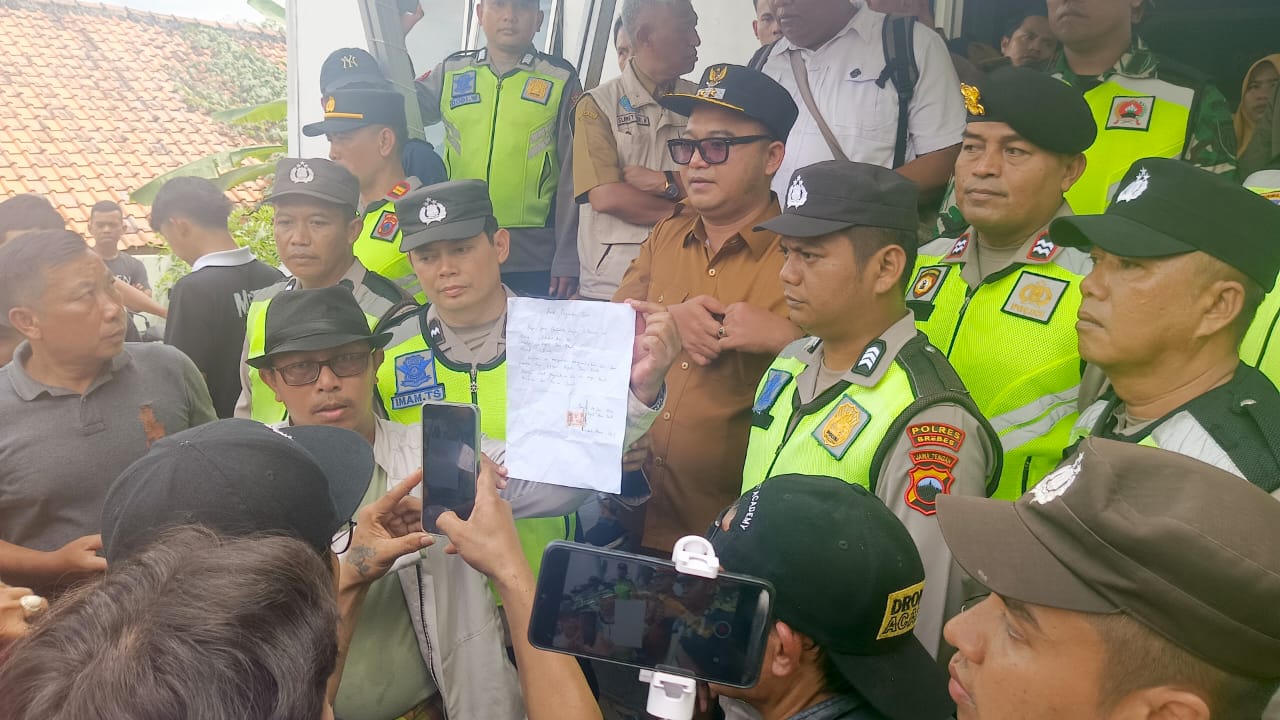 Didemo Ratusan Warga, Kepala Desa Benda Mengundurkan Diri