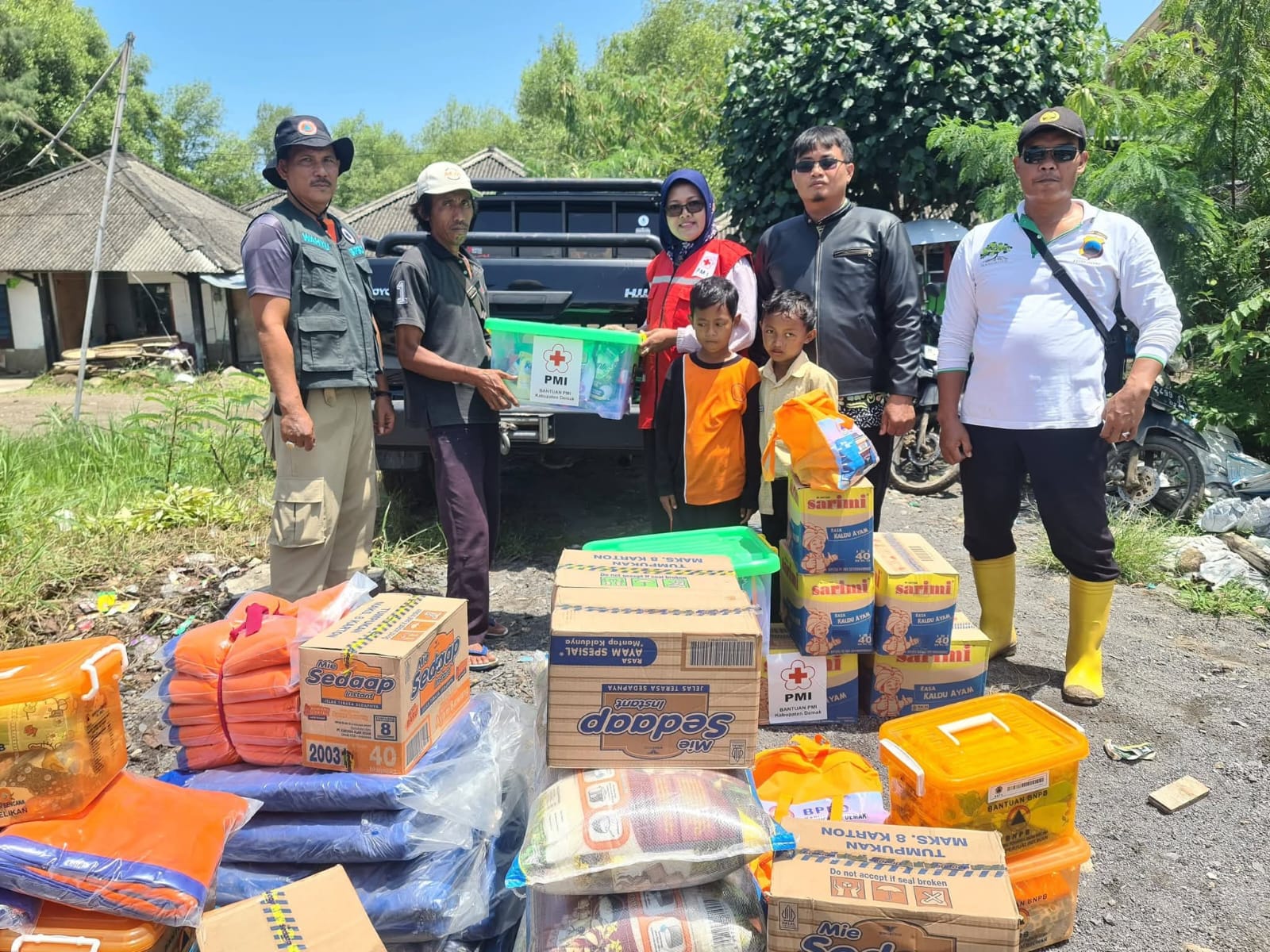 BPBD dan PMI Demak Salurkan Bantuan Korban Rumah Roboh di Sayung