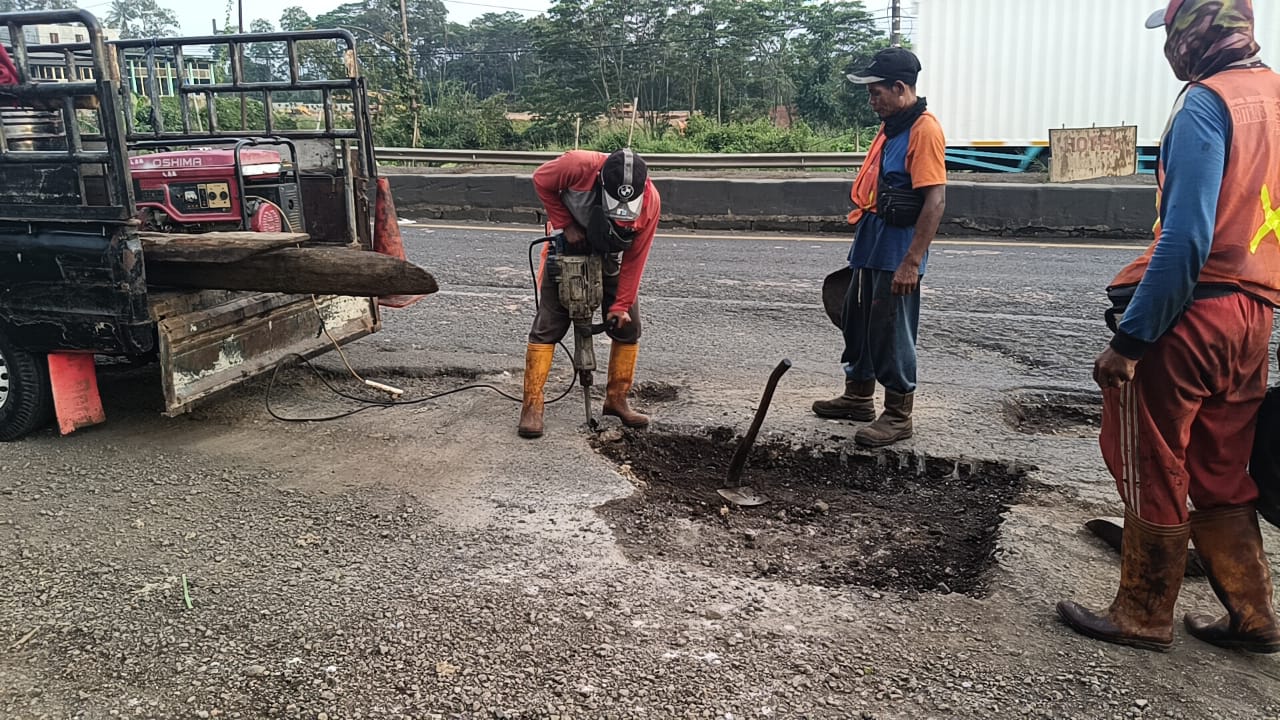 Tinjau Jalan Pantura Batang, Wamen PU Diana Kusumastuti Pastikan Perbaikan Selesai H-10 Lebaran 2025